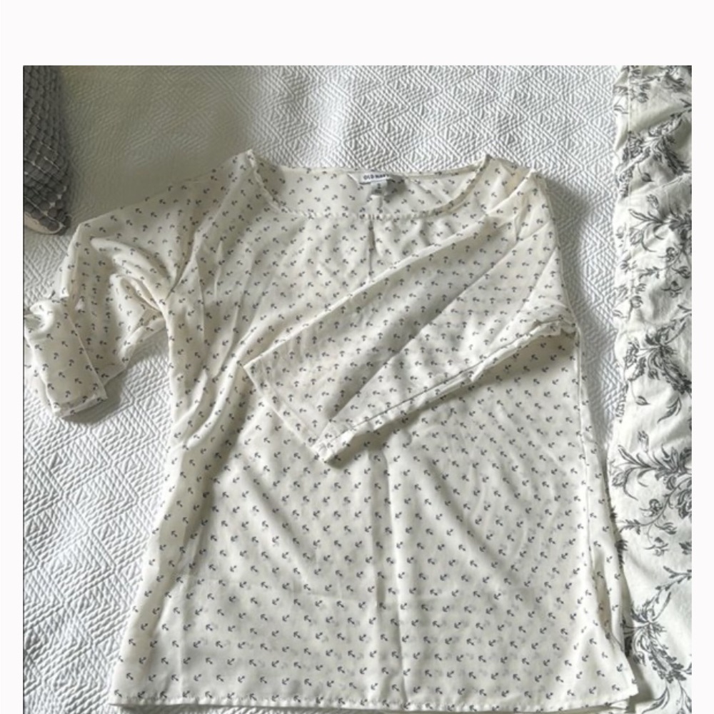 Ivory crepe Old Navy top with small blue anchors.